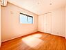 子供部屋：【居室6帖】お子様のお部屋にぴったりなクロークを備えたフローリング仕様の洋室です。