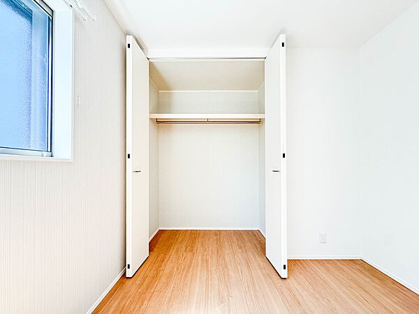 【収納】壁面クローゼットのメリットは、衣類が横一列に並ぶためひと目で洋服が選びやすいこと。衣類をたくさんお持ちの方も、限られたスペース内に無理なく収納することができます。