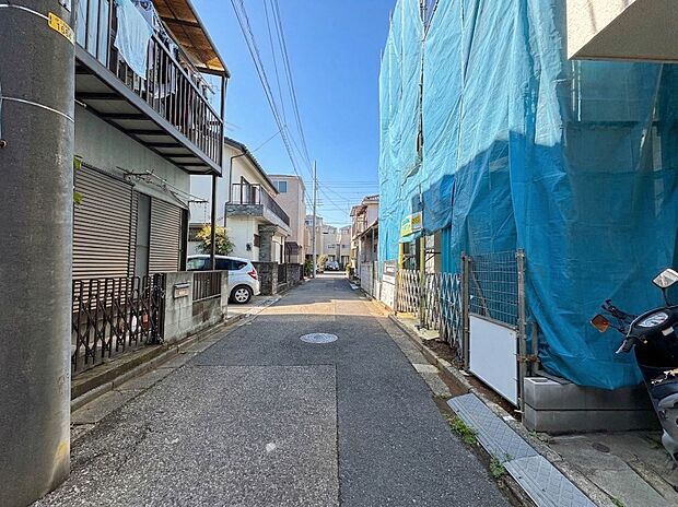 【前面道路】車の通行が少ないので、静かな住環境を維持することができます。※青空はイメージです。