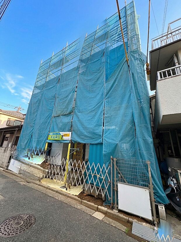 【外観】家族の温かさと陽光の暖かさ、楽しい毎日と明るい未来を予感させる「空間が織り成すひとつ先の住み心地」を演出します。※青空はイメージです。