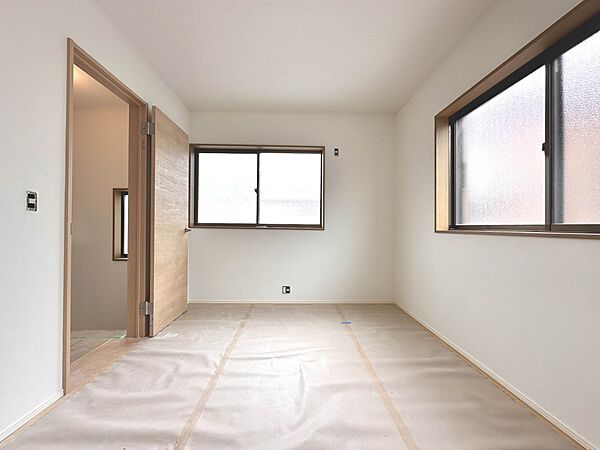 【子供部屋】お子様のお部屋にぴったりなクロークを備えたフローリング仕様の洋室です。