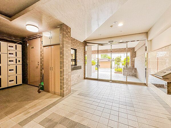 【エントランス】その住居の第一印象となるのがエントランスホールです。訪問されたお客さまをやさしくお迎えします。エントランスホールは、いわば住居の顔です。