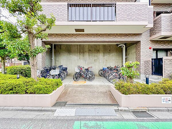 【駐輪場】駐輪場があると自転車を自由に出し入れ出来るので便利。屋根付きで雨にさらされる心配もありません。
