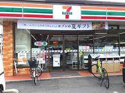コンビニ 550m セブンイレブン川口芝小谷場店(セブンイレブンは近くて便利を掲げています。近くとは、心の近さ。便利とはモノが期待以上の品質でお客さまに届くこと。セブン銀行など新しいサービス…