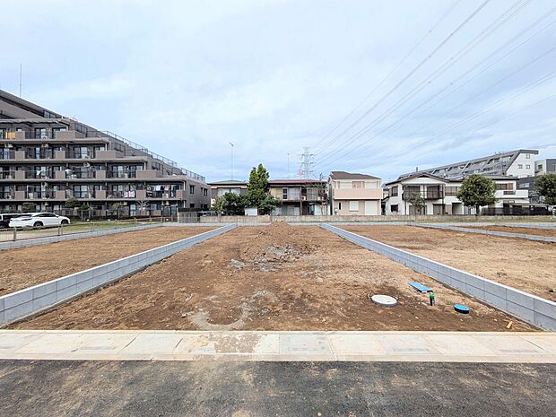 堂々たる趣ながら、主張し過ぎずどこか余裕を感じさせるシャープなフォルムで佇む邸宅は、晴天の空と照らし合わせる事で、本来あるべき完成形の姿を見せてくれます。