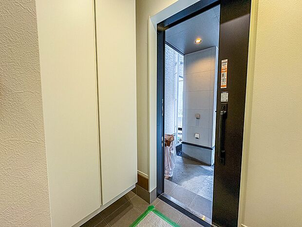 ＜シューズクローク（玄関収納）＞シューズだけでなくコートやバッグを置いておけば、朝バタバタと物を探し回ることがなくなります。特に持っていく物が多いキッズスペースが玄関にあるととても便利。