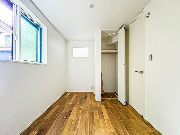 【今どきのこども部屋】  昨今のトレンドになりつつあるのが、広過ぎず、快適すぎない子ども部屋。勉強と寝るだけの部屋にすることで閉じこもりがなくなり、リビングで過ごす時間が増えると言われていま…