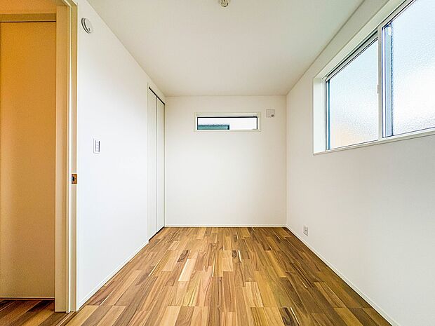 【Room-洋室】  シンプルにデザインされた室内。家具やレイアウトでお好みの空間に。