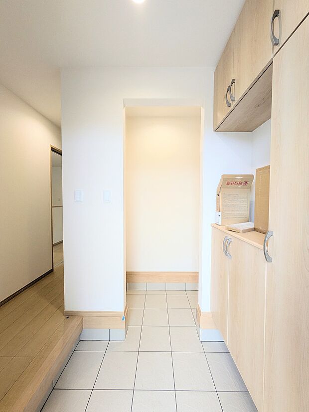 【玄関】玄関はおうちの顔と言われます。玄関アプローチは、外観デザインの印象を左右します。ご家族の個性を出しながら、素敵な玄関でお客様をお迎えしてください。