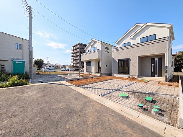 堂々たる趣ながら、主張し過ぎずどこか余裕を感じさせるシャープなフォルムで佇む邸宅は、晴天の空と照らし合わせる事で、本来あるべき完成形の姿を見せてくれます。