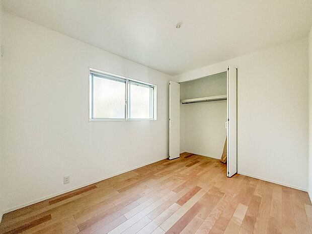 2号棟【洋室5.6帖】お子様のお部屋にぴったりなクロークを備えたフローリング仕様の洋室です。