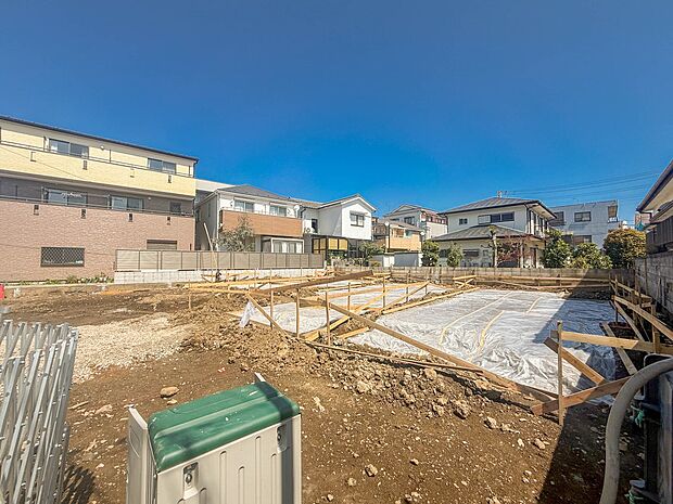 2号棟【外観】家族の温かさと陽光の暖かさ、楽しい毎日と明るい未来を予感させる「空間が織り成すひとつ先の住み心地」を演出します。