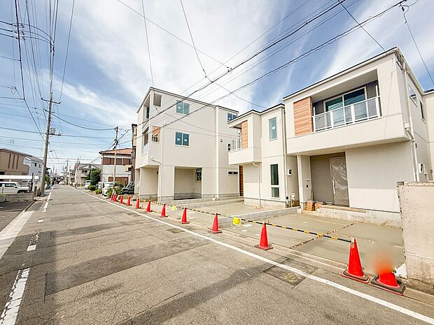 2号棟【前面道路5.9m】家の前をまっすぐの通りが走っている。クルマは少なく、人々は毎朝、ウォーキング、ジョギング、犬の散歩など、フリーな朝時間を過ごしている。