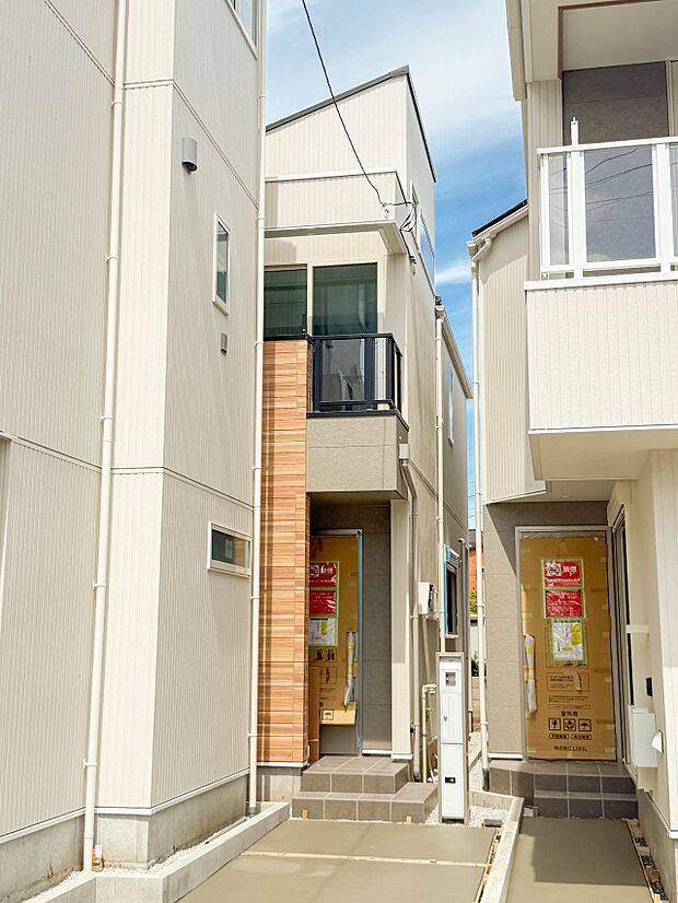 2号棟【外観】家族の温かさと陽光の暖かさ、楽しい毎日と明るい未来を予感させる「空間が織り成すひとつ先の住み心地」を演出します。
