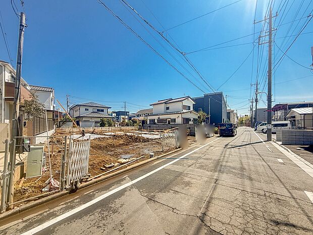 2号棟【前面道路5.9m】家の前をまっすぐの通りが走っている。クルマは少なく、人々は毎朝、ウォーキング、ジョギング、犬の散歩など、フリーな朝時間を過ごしている。