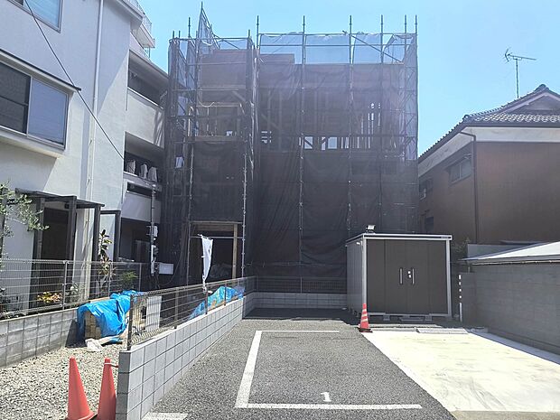 【玄関】玄関はおうちの顔と言われます。玄関アプローチは、外観デザインの印象を左右します。ご家族の個性を出しながら、素敵な玄関でお客様をお迎えしてください。
