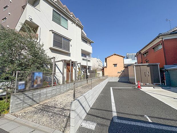 【現地外観】家の前をまっすぐの通りが走っている。クルマは少なく、人々は毎朝、ウォーキング、ジョギング、犬の散歩など、フリーな朝時間を過ごしている。