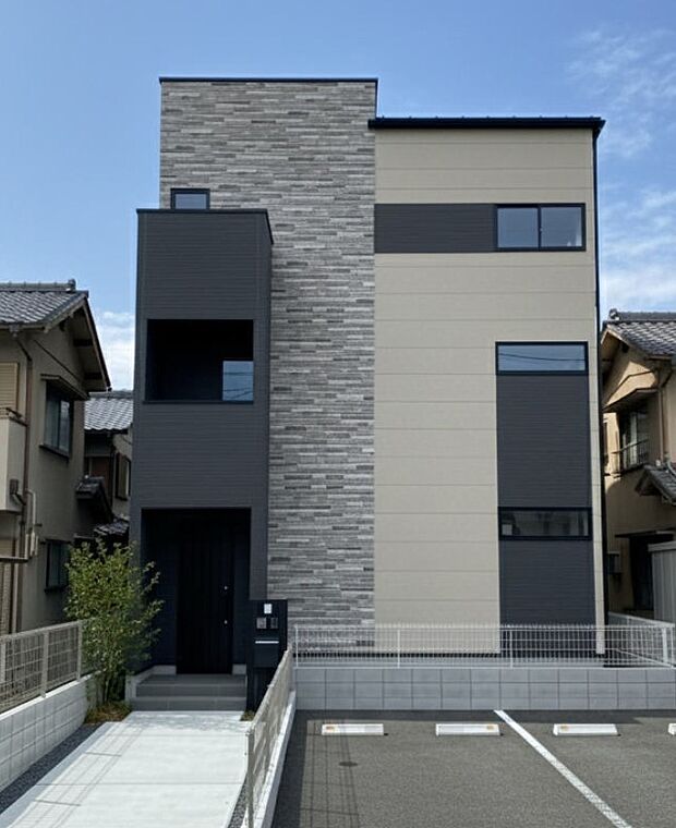 【-完成予想パース-】  堂々たるファザード。優美に佇む外観。暮らす家族と来訪者の目をの楽しませる演出。