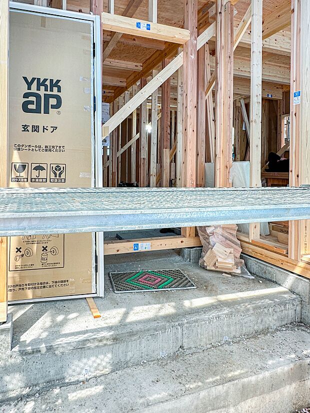 【玄関】こちらの物件が少しでも気になるようでしたら、お気軽にお問合せください。人生でいちばん大きなお買い物ですので、ゆっくりご見学ください。ネット上の画像と実際の見学では、リアル感がまるで違…