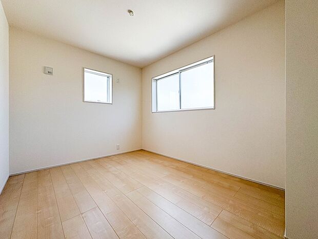【洋室5.7帖】お子様のお部屋にぴったりなクロークを備えたフローリング仕様の洋室です。