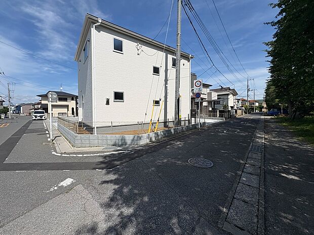 【前面道路】車の通行が少ないので、静かな住環境を維持することができます。