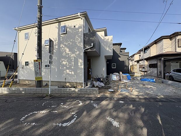 【現地外観】家族の温かさと陽光の暖かさ、楽しい毎日と明るい未来を予感させる「空間が織り成すひとつ先の住み心地」を演出します。
