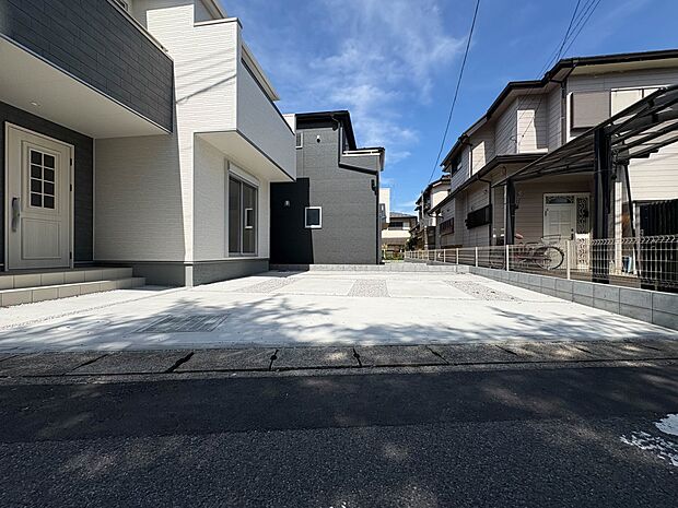 【駐車場】ゆったりとした駐車スペースを確保。大きめのお車でもOK。