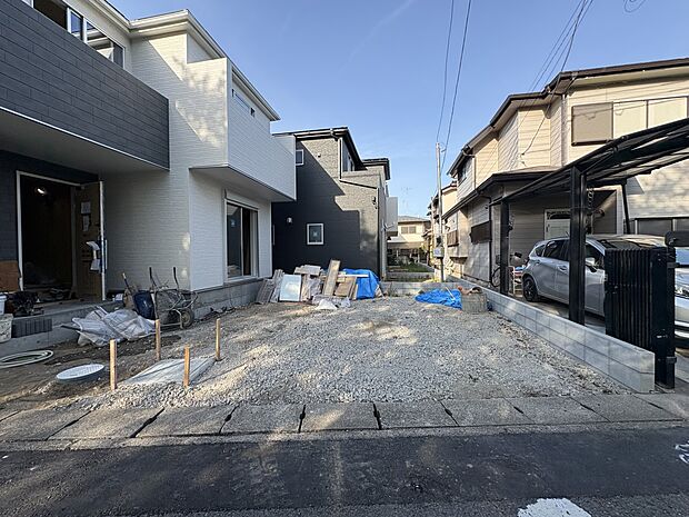 【駐車場】交通量少ない公道に面し、車庫入れもユックリ安心