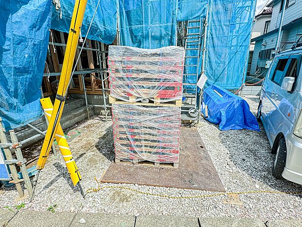 【駐車場】交通量少ない公道に面し、車庫入れもユックリ安心