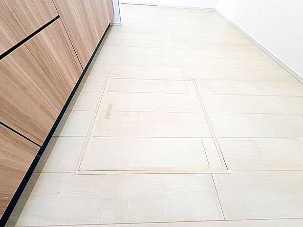 【床下収納】キッチンの下には点検口を兼ね備えた床下収納がございます。