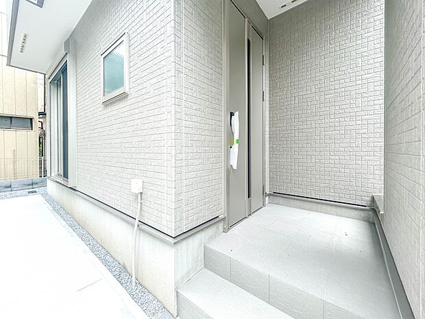 【玄関】玄関はおうちの顔と言われます。玄関アプローチは、外観デザインの印象を左右します。