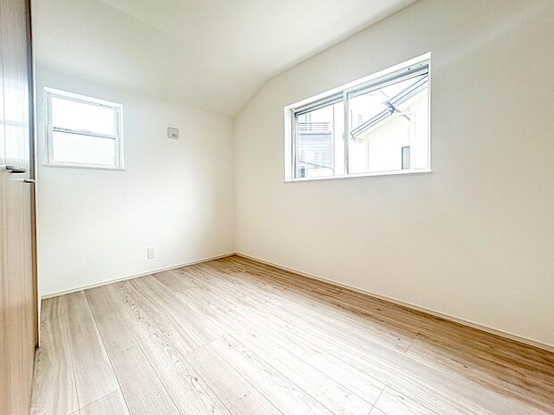 【子供部屋 洋室5.5帖】お子様のお部屋にぴったりなクロークを備えたフローリング仕様の洋室です。