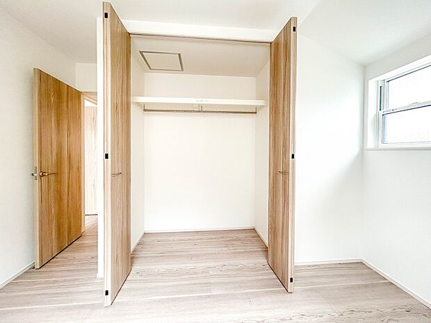 【収納】壁面クローゼットのメリットは、衣類が横一列に並ぶためひと目で洋服が選びやすいこと。衣類をたくさんお持ちの方も、限られたスペース内に無理なく収納することができます。