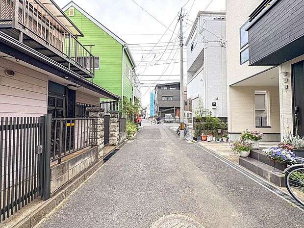 【前面道路】私道約4ｍ持分有/車の通行が少ないので、静かな住環境を維持することができます。