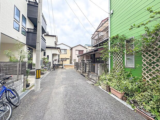 【前面道路】私道約4ｍ持分有/家の良し悪しだけでなく周辺環境も重要なポイント。