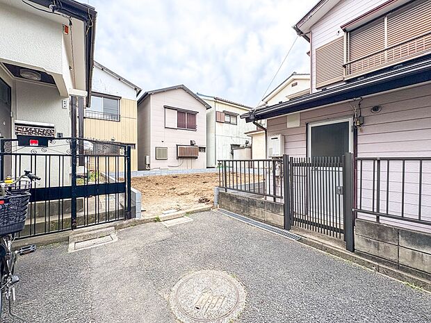 【外観】こちらの物件に少しでもご興味がありましたら、お気軽にお電話下さい。ネット上で「見えない物」「わからない事」でも、実際にご見学いただくことで、手に取るようにおわかりいただけるはずです。…