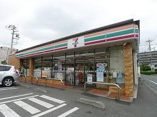 コンビニ 650m セブンイレブン文蔵5丁目店(セブンイレブンは近くて便利を掲げています。近くとは、心の近さ。便利とはモノが期待以上の品質でお客さまに届くこと。セブン銀行など新しいサービスを…