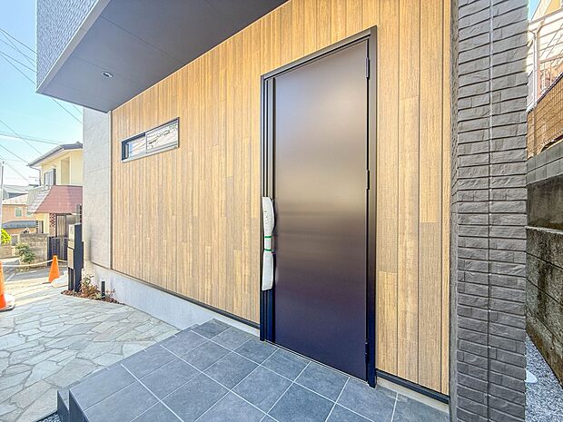 【玄関】玄関へのアプローチ。居住者の帰り、訪れる方を優しく迎える・安らぎに満ちた生活空間を予感させる。健やかな暮らしを楽しめそう。
