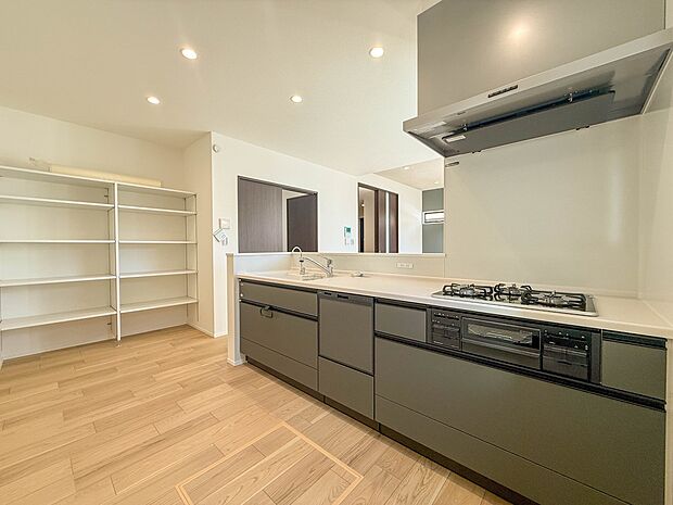 1号棟【キッチン】ナチュラルな自然光の中での調理。会話が弾む対面型キッチン。お洒落な食器類を余裕で収納できるスペース。動きやすい女性目線のキッチン動線。これからはお料理をつくる時間が劇的に変…