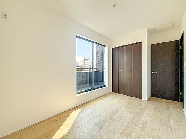 1号棟【7帖 寝室】大きな窓からたっぷりと陽光が注がれる明るい空間。