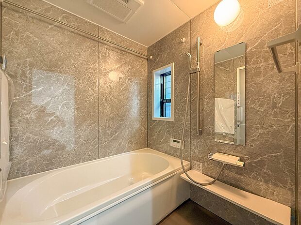 1号棟【浴室】きっとあなたのバスタイムも単なる習慣から特別な時間に変わるはず。一日の汚れとともに疲れを洗い流し、眠りに就く前の大事なリラックスタイムを演出