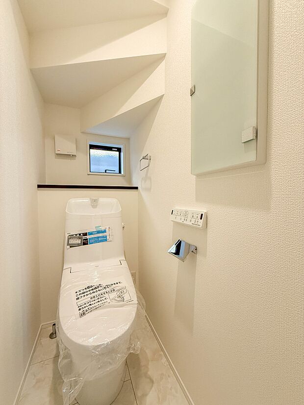 1号棟【トイレ】トイレ・ウォシュレット付。快適で衛生的な洗浄機能付温水シャワートイレです。