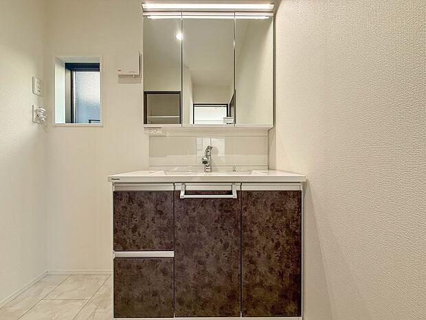 1号棟【洗面台】十分な大きさの洗面台は、身だしなみチェックや歯磨きなど、朝の慌ただしい時間でもホテルライクなスペースで余裕とゆとりを感じて頂けます。