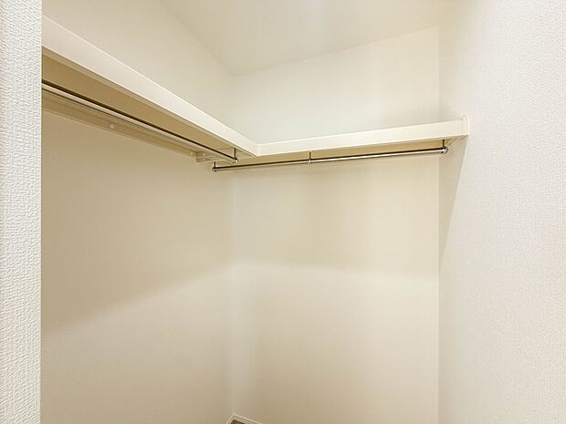 【WIC】WICのメリットの1つ目は、1箇所にまとめて収納が出来ること。2つ目は、衣替えが必要ないこと。3つ目は、扉が少なくなり室内がスッキリ見えること。