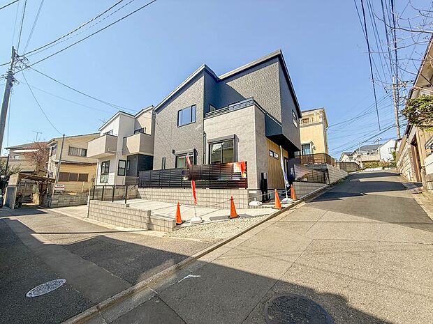 1号棟【外観】前面道路は公道で車も出し入れがしやすい環境です。