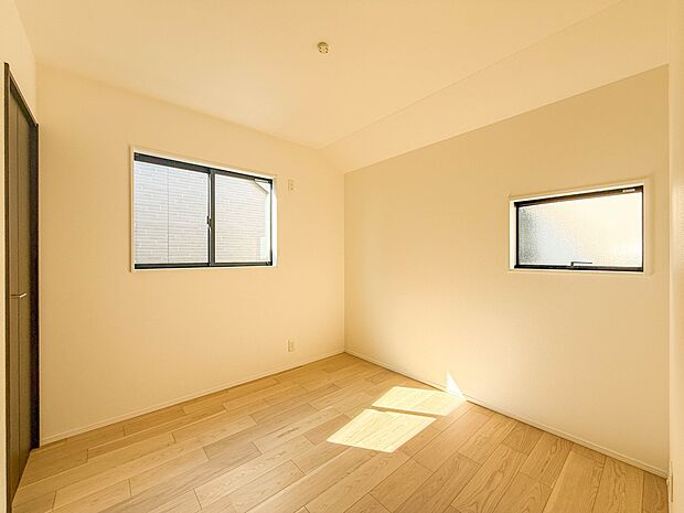 1号棟【4.5帖 洋室】柔らかな陽光とフローリングの色味が調和した快適な空間。