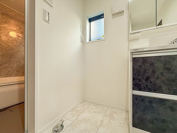 1号棟【ランドリースペース】毎日使う洗濯機。しっかりと奥行きのある置き場が確保されています。