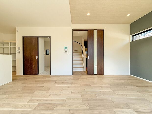 1号棟【LDK18帖】爽やかな日差しが差し込む明るいリビングです。