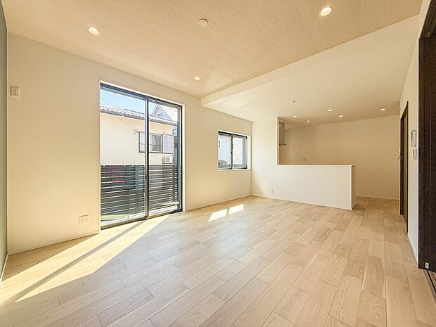 1号棟【LDK18帖】室内には豊かな陽光が注ぎ込み、爽やかな住空間を演出。