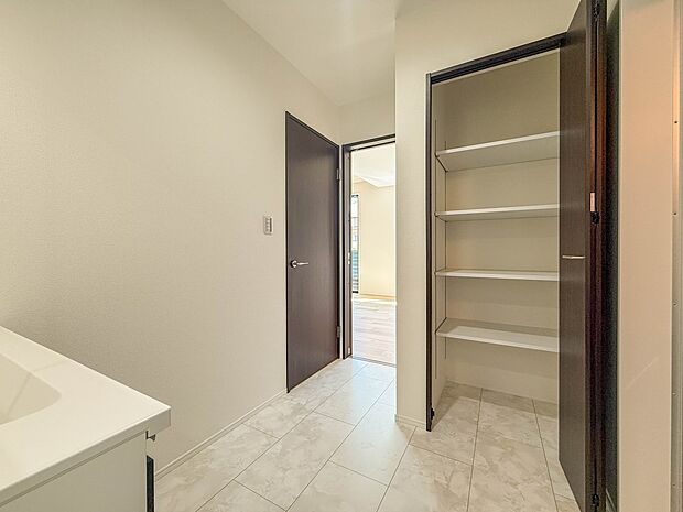 1号棟【脱衣所】脱衣所、洗面所は小さなプライベートスペース。歯磨き、洗顔と毎日施す個人空間。